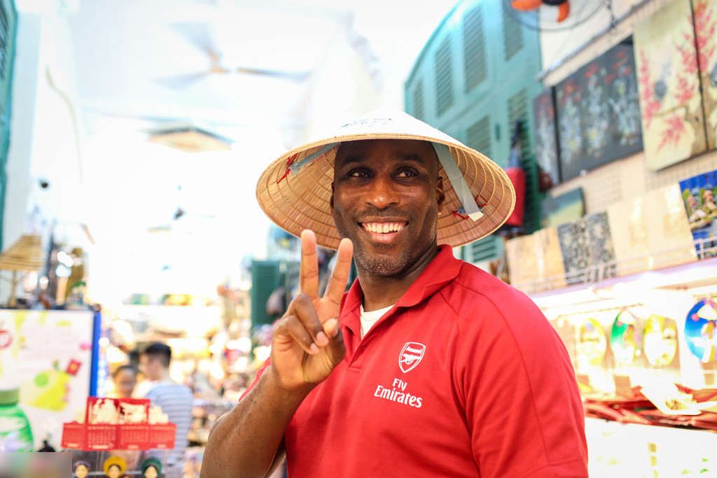 Huyền thoại Arsenal mặc áo dài, đội nón lá Việt Nam